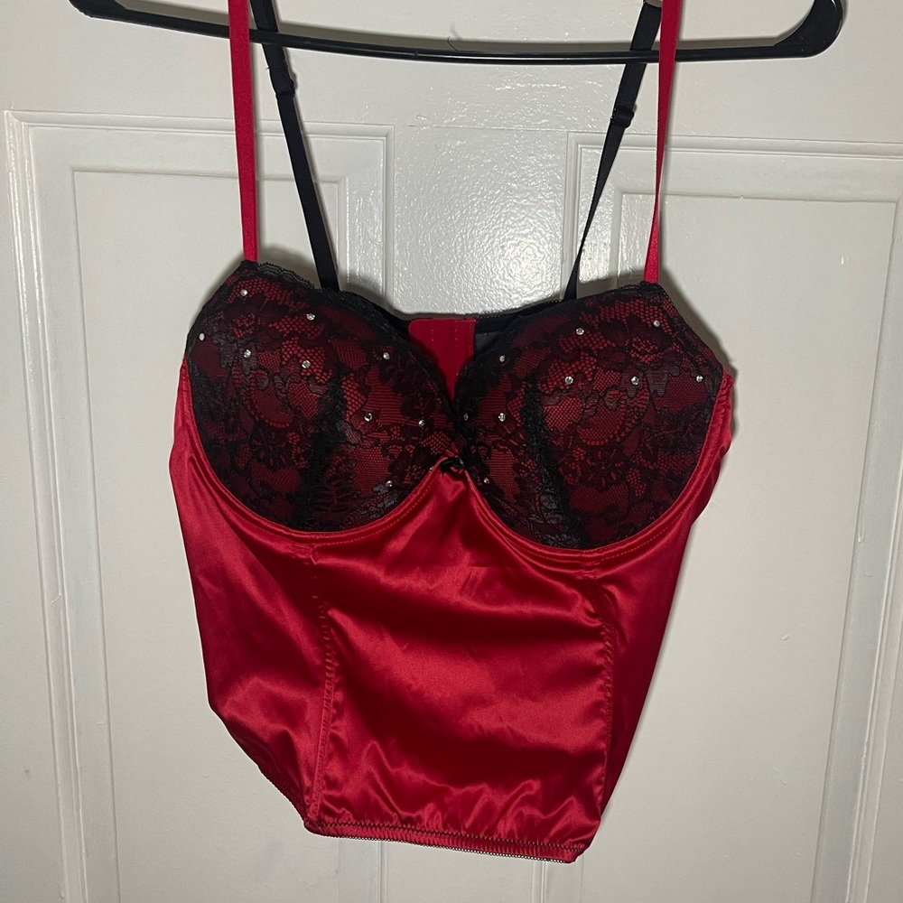 Gillian O’Malley intimate large.red and black lace and has diamond rhinestones